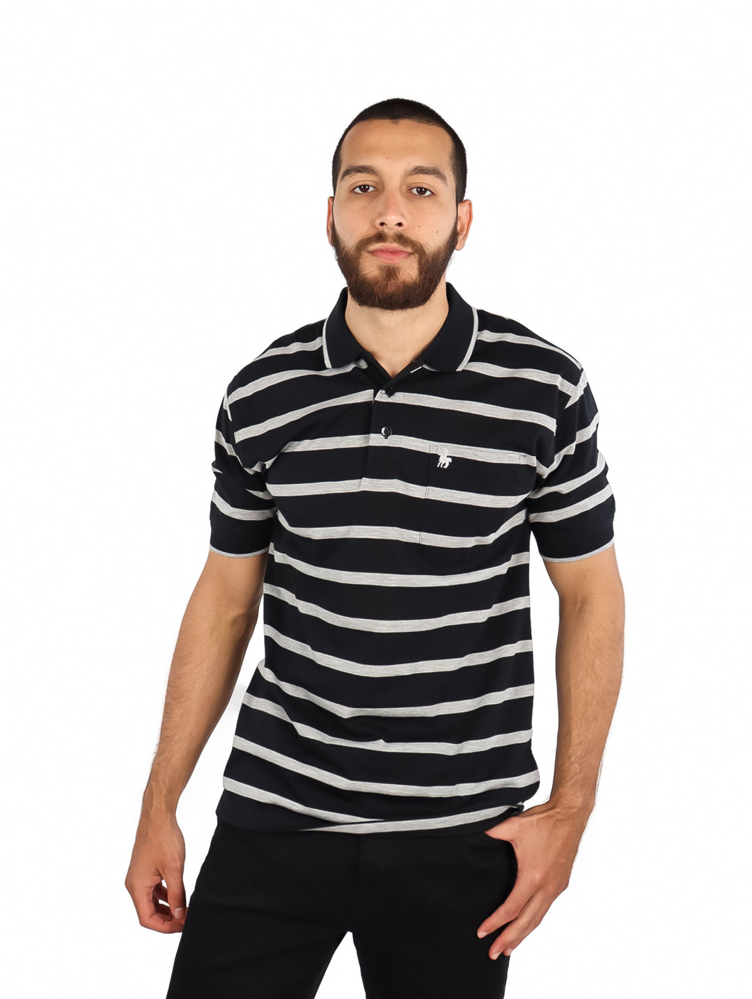 Playera polo para hombre con diseño de rayas horizontales en colores negro y blanco.