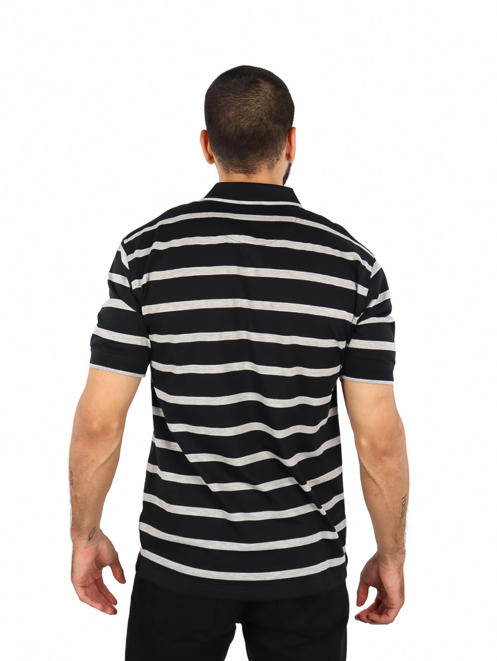 Playera polo para hombre con diseño de rayas horizontales en colores negro y blanco.
