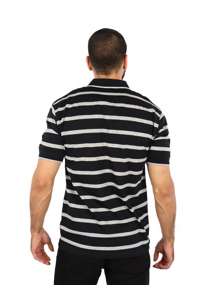 Playera polo para hombre con diseño de rayas horizontales en colores negro y blanco.