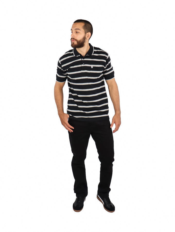 Playera polo para hombre con diseño de rayas horizontales en colores negro y blanco.