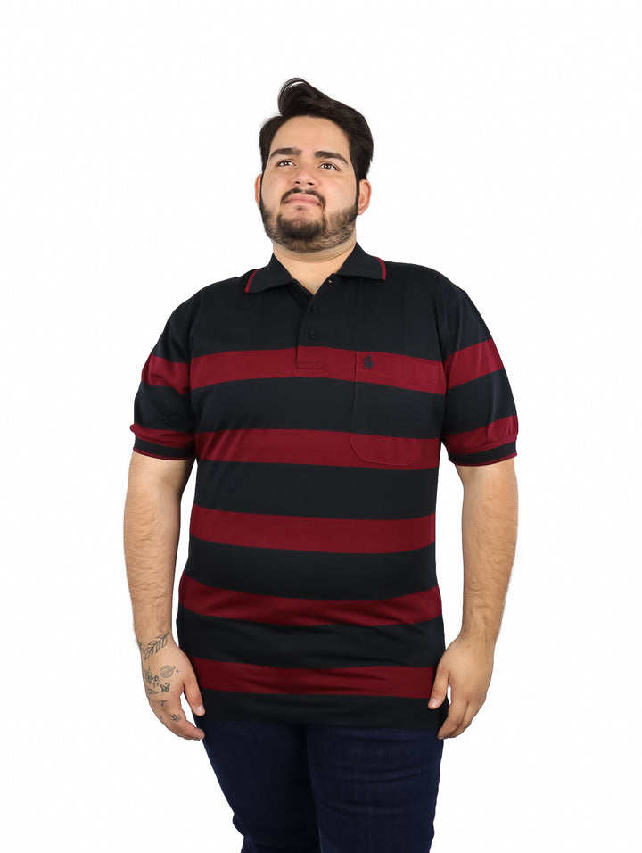 Hombre vistiendo playera polo de rayas horizontales negras y rojas con cuello y bolsillo frontal.