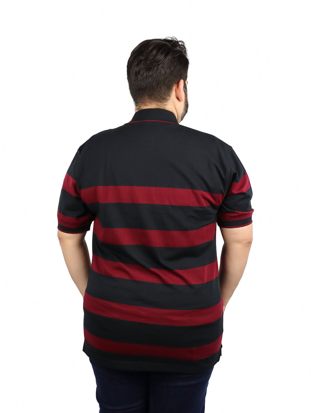 Hombre vistiendo playera polo de rayas horizontales negras y rojas con cuello y bolsillo frontal.