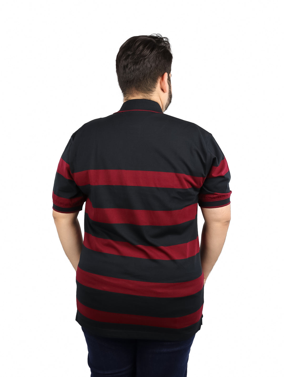 Hombre vistiendo playera polo de rayas horizontales negras y rojas con cuello y bolsillo frontal.