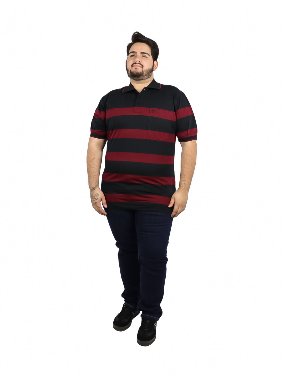 Hombre vistiendo playera polo de rayas horizontales negras y rojas con cuello y bolsillo frontal.