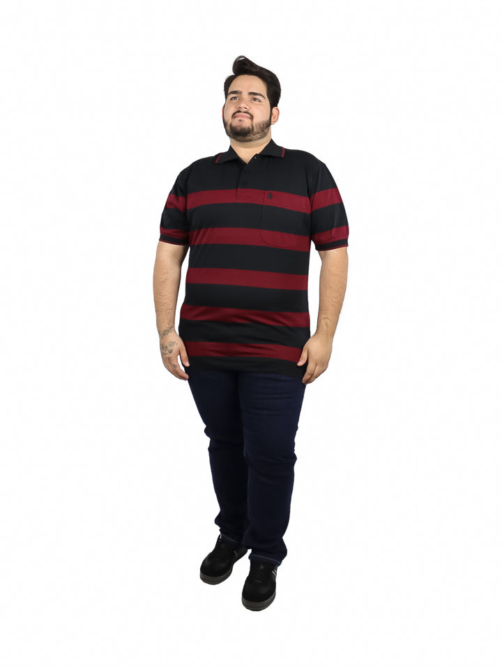 Hombre vistiendo playera polo de rayas horizontales negras y rojas con cuello y bolsillo frontal.
