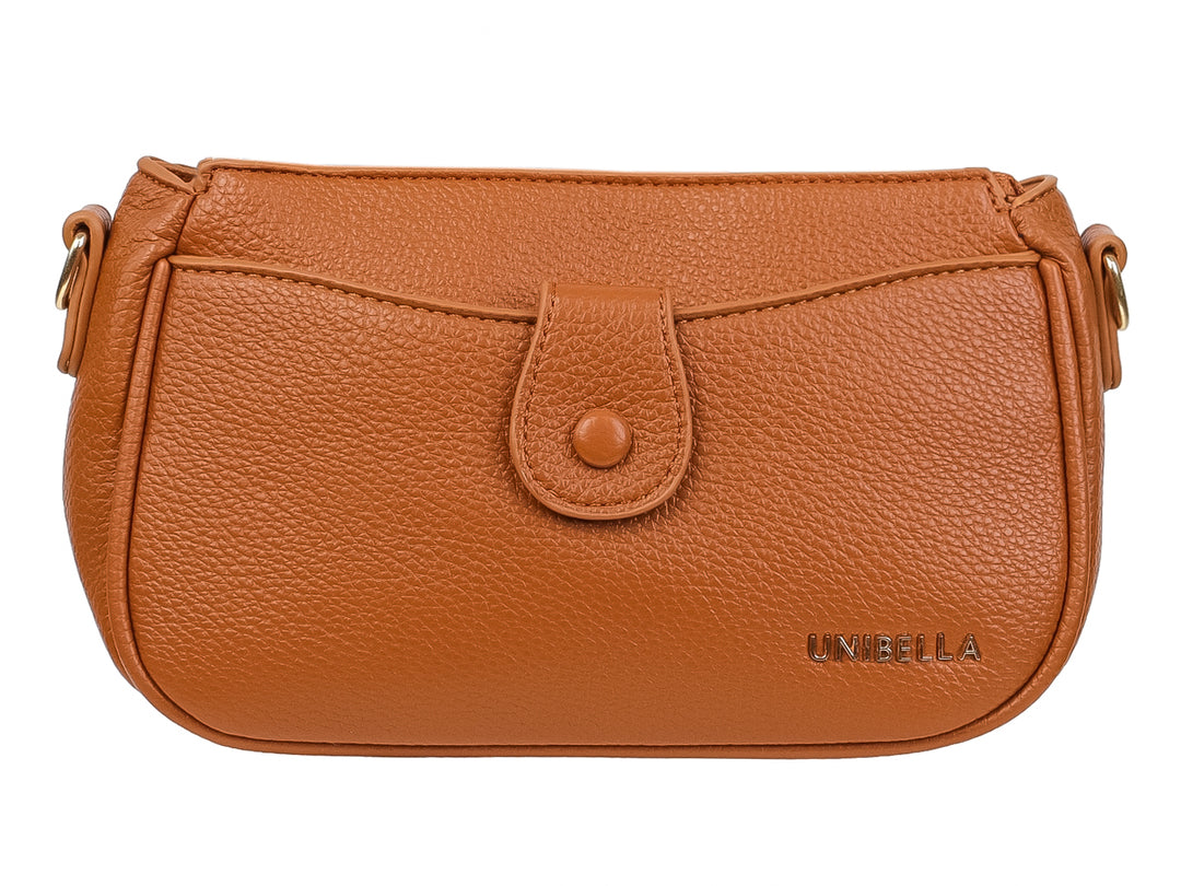 Bolso pequeño color marrón con textura granulada y cierre de botón frontal.