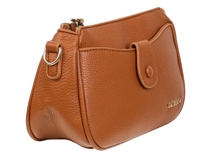 Bolso pequeño color marrón con textura granulada y cierre de botón frontal.