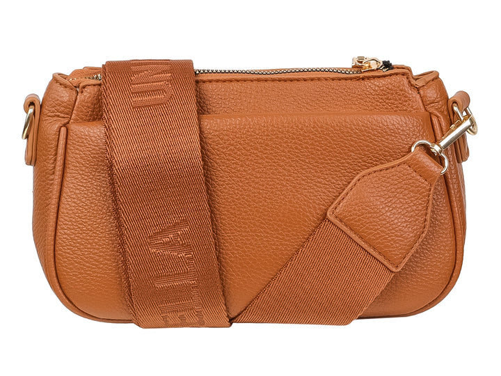 Bolso pequeño color marrón con textura granulada y cierre de botón frontal.