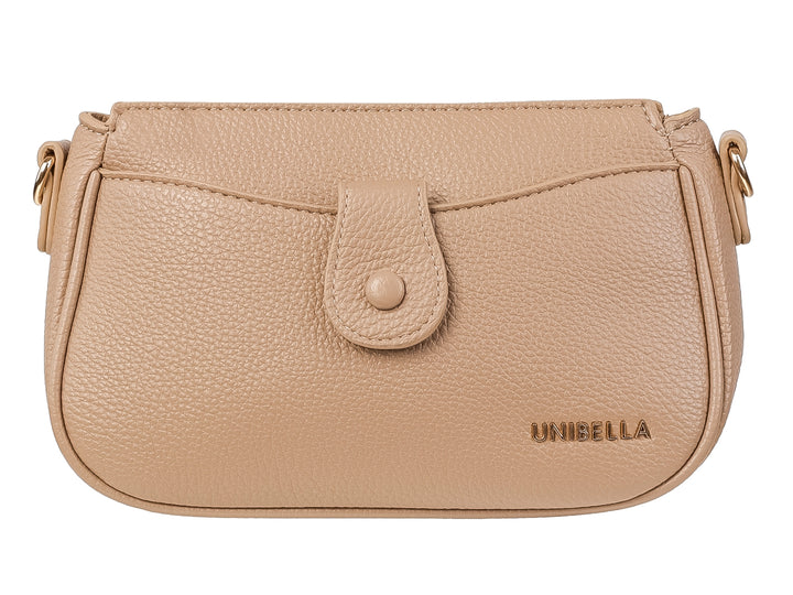 Bolso pequeño de color khaki con textura granulada, cierre superior y un bolsillo frontal con botón.