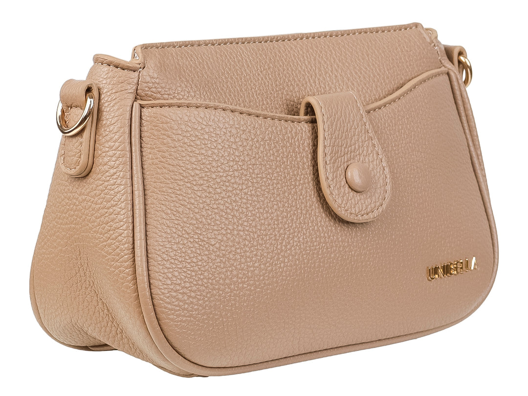 Bolso pequeño de color khaki con textura granulada, cierre superior y un bolsillo frontal con botón.