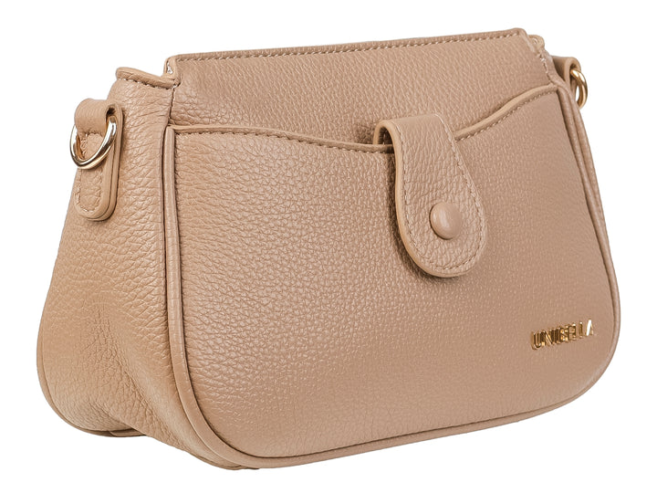 Bolso pequeño de color khaki con textura granulada, cierre superior y un bolsillo frontal con botón.