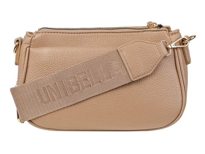 Bolso pequeño de color khaki con textura granulada, cierre superior y un bolsillo frontal con botón.