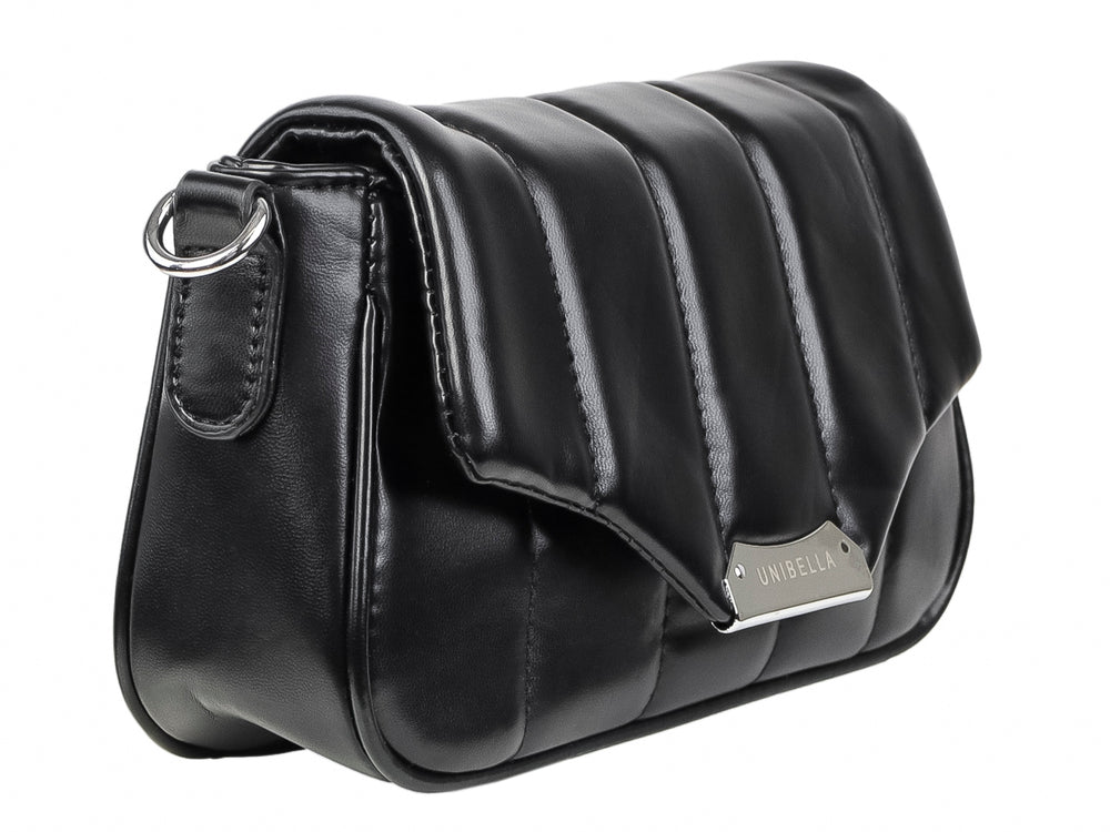 Bolso negro sintético con diseño acolchado y placa metálica de la marca UNIBELLA.