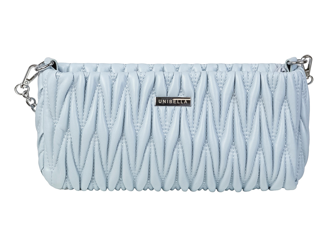 Bolso de hombro Unibella en color azul claro con textura fruncida y detalles metálicos plateados.