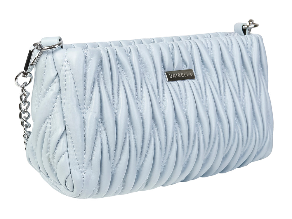 Bolso de hombro Unibella en color azul claro con textura fruncida y detalles metálicos plateados.