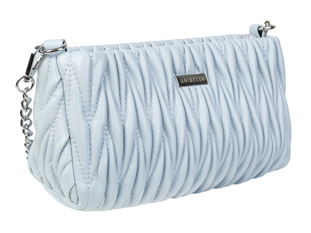 Bolso de hombro Unibella en color azul claro con textura fruncida y detalles metálicos plateados.