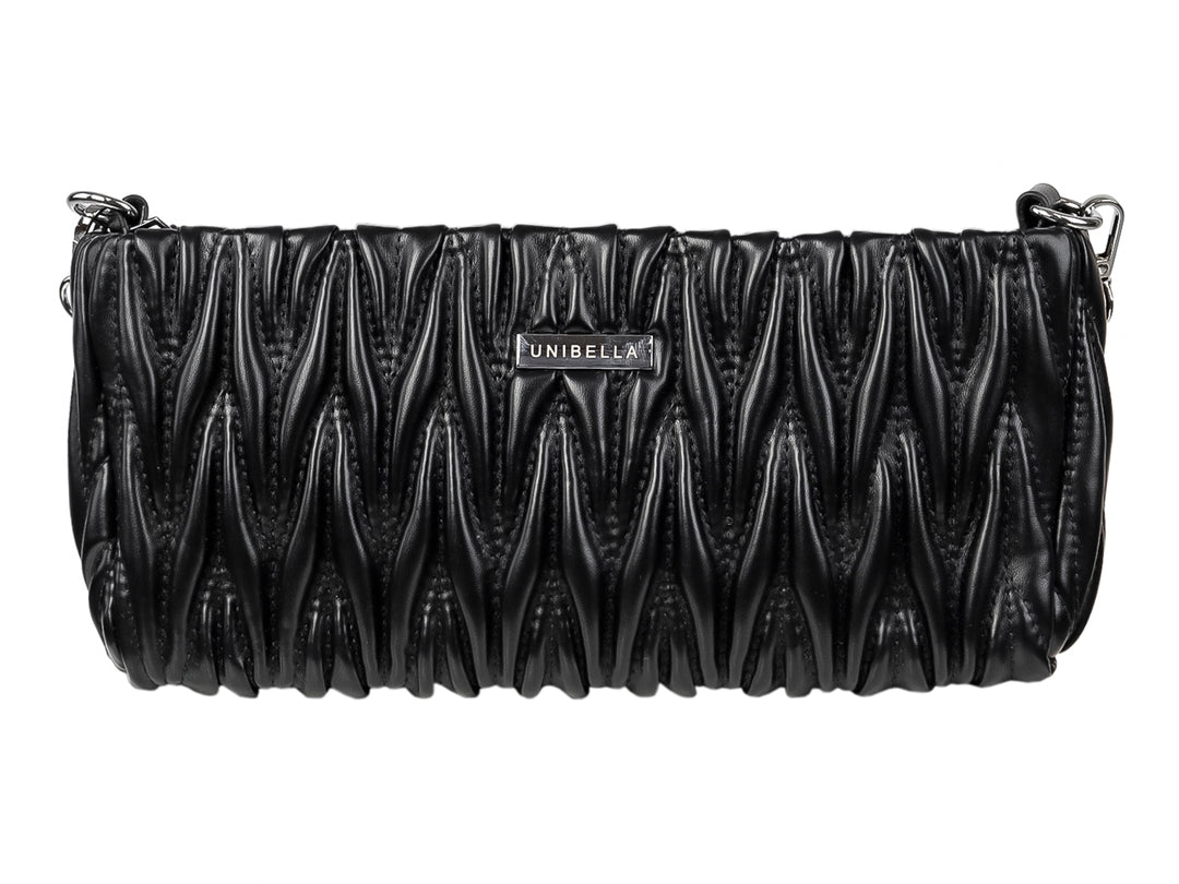 Bolso rectangular color negro con textura plisada y detalle de marca metálico.