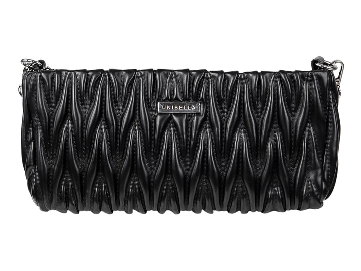 Bolso rectangular color negro con textura plisada y detalle de marca metálico.