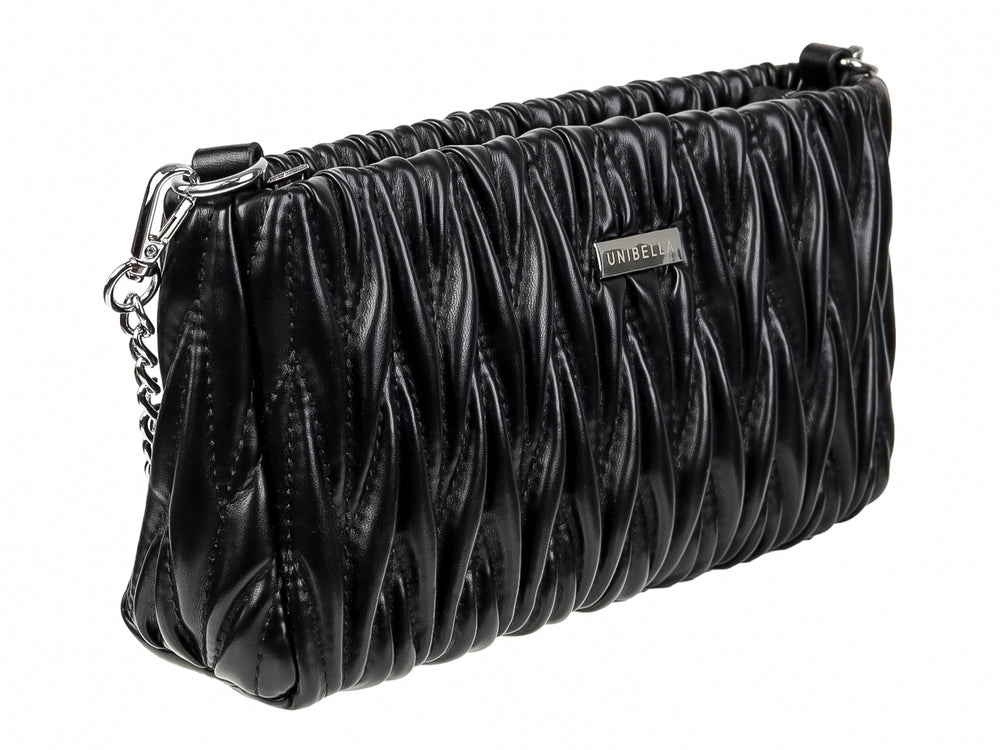 Bolso rectangular color negro con textura plisada y detalle de marca metálico.
