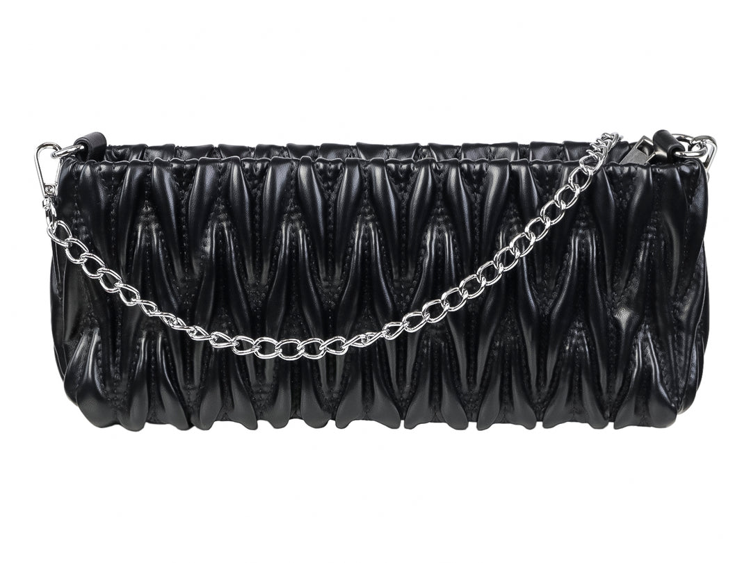 Bolso rectangular color negro con textura plisada y detalle de marca metálico.