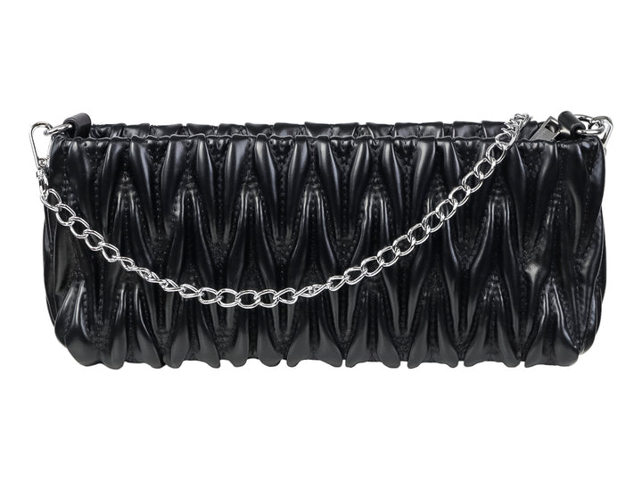 Bolso rectangular color negro con textura plisada y detalle de marca metálico.