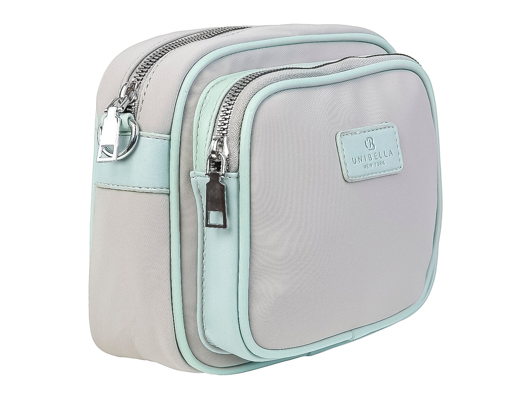 Bolso pequeño de color gris con bordes en tono claro y cierre de cremallera de la marca Unibella.