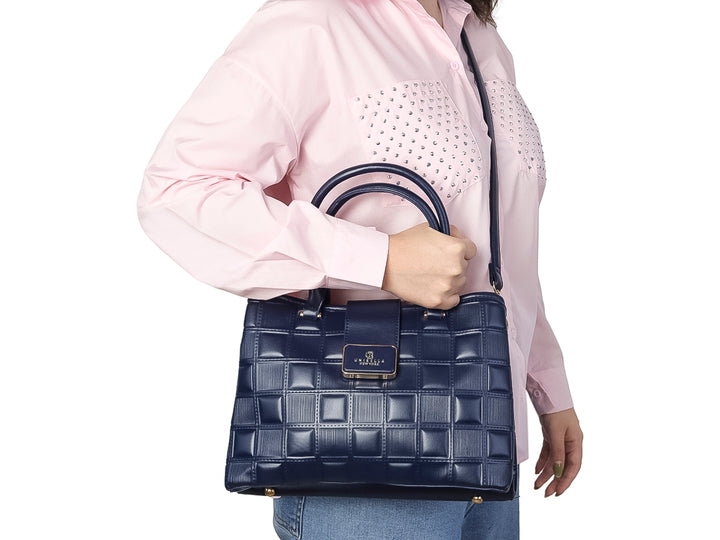 Bolso de mano azul marino con diseño acolchado y placa metálica frontal de la marca Unibella.