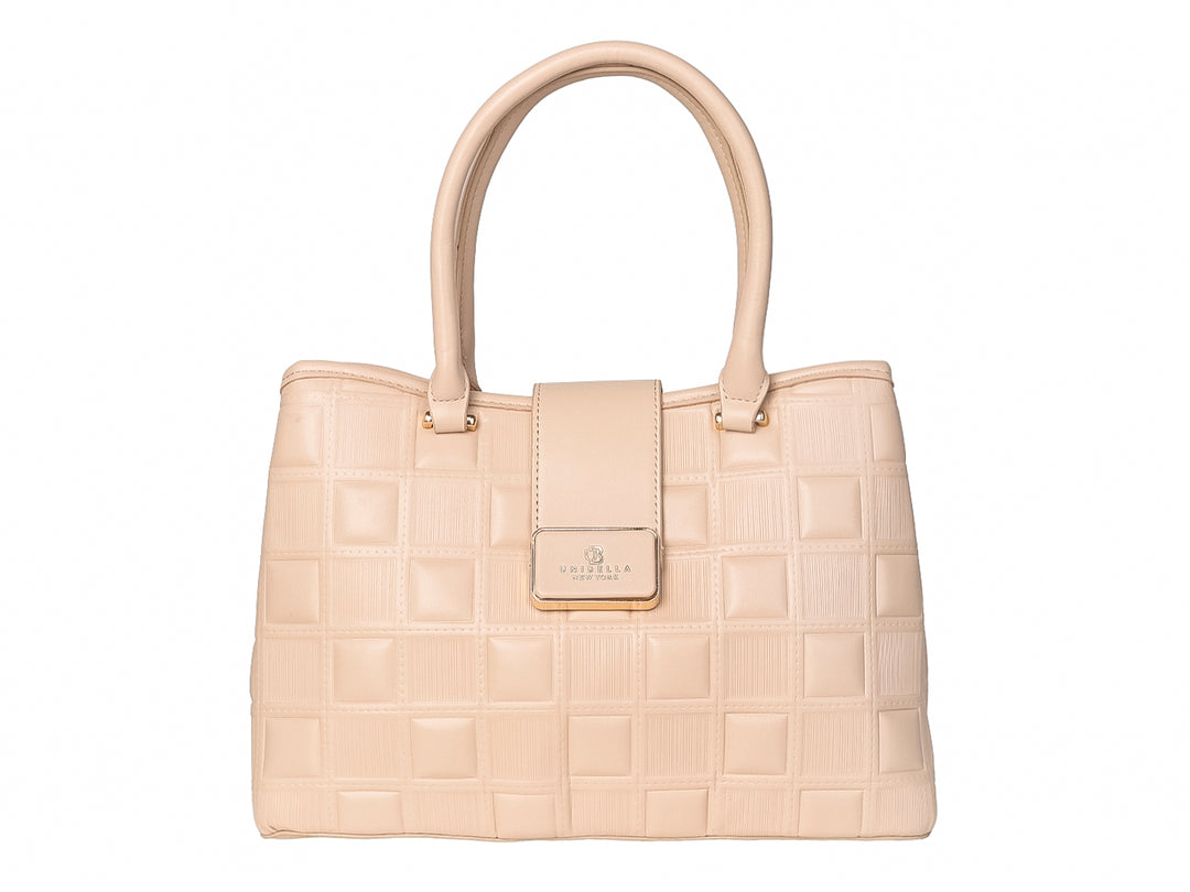 Bolso de mano color beige con diseño acolchado y placa metálica dorada.