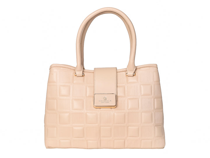 Bolso de mano color beige con diseño acolchado y placa metálica dorada.