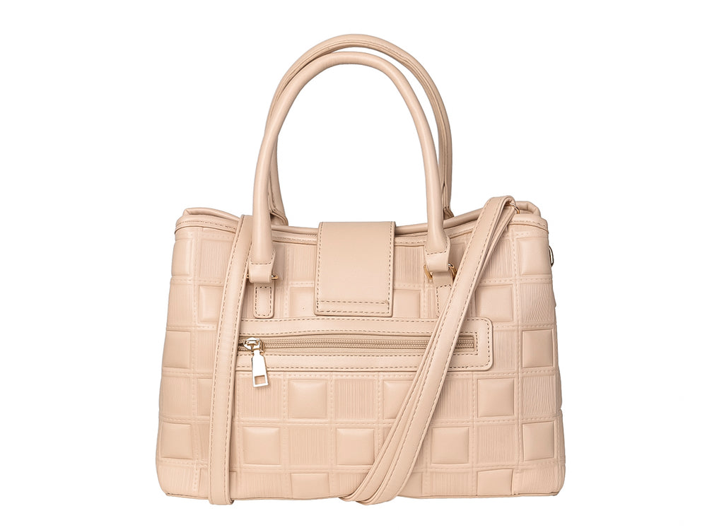 Bolso de mano color beige con diseño acolchado y placa metálica dorada.