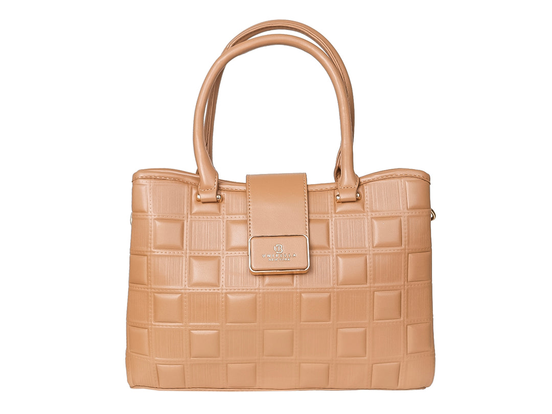 Bolso de mano color khaki con textura acolchada en cuadrícula y placa metálica dorada.
