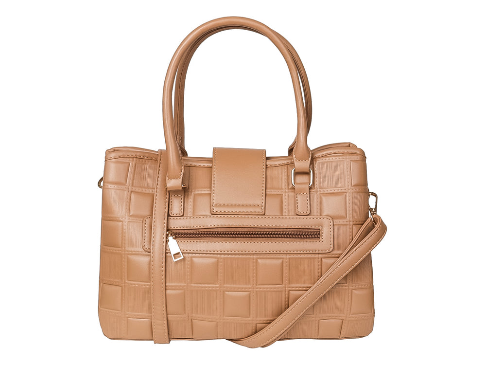 Bolso de mano color khaki con textura acolchada en cuadrícula y placa metálica dorada.