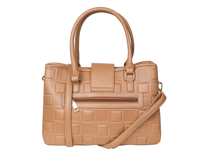 Bolso de mano color khaki con textura acolchada en cuadrícula y placa metálica dorada.