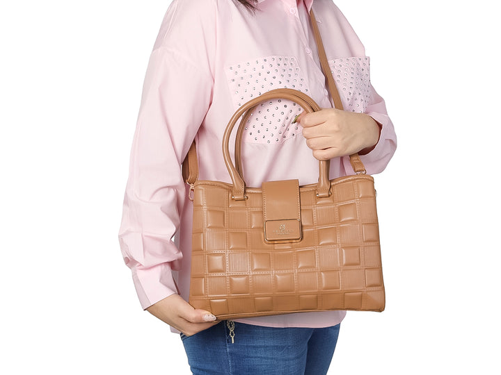 Bolso de mano color khaki con textura acolchada en cuadrícula y placa metálica dorada.