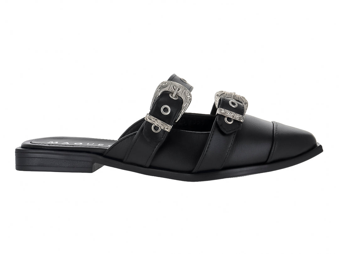 Zapato mule color negro para mujer con dos hebillas decorativas en color plata y punta cerrada.