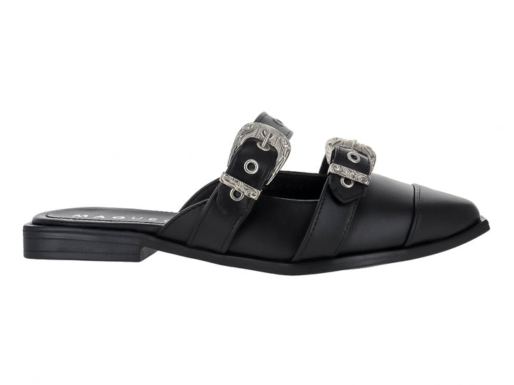 Zapato mule color negro para mujer con dos hebillas decorativas en color plata y punta cerrada.