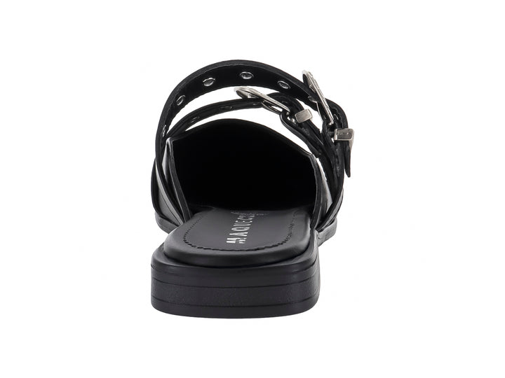 Zapato mule color negro para mujer con dos hebillas decorativas en color plata y punta cerrada.