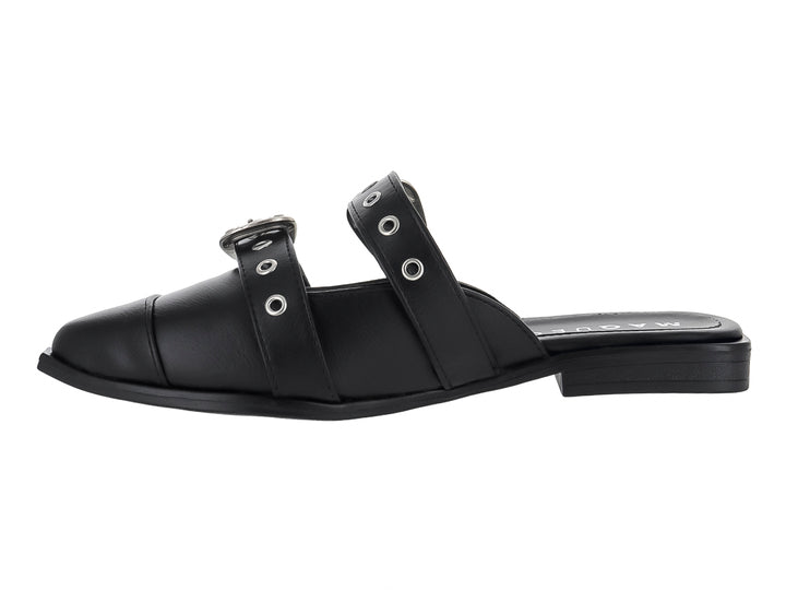 Zapato mule color negro para mujer con dos hebillas decorativas en color plata y punta cerrada.