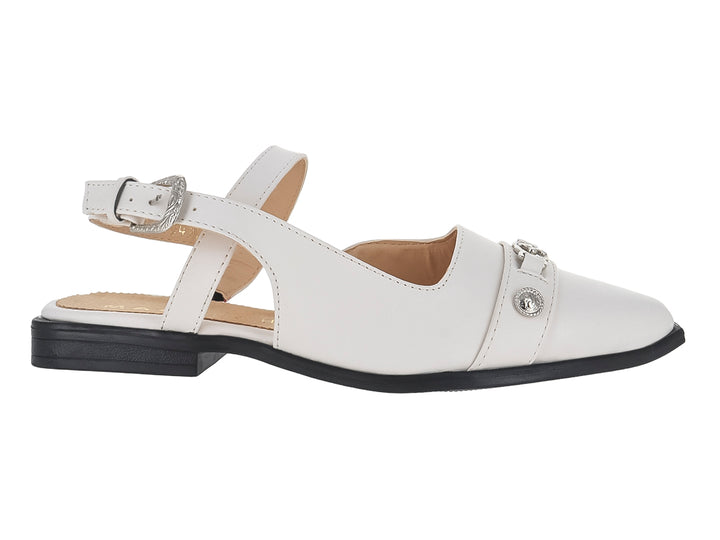 Zapato plano color latte para mujer con correa al tobillo y detalles plateados.