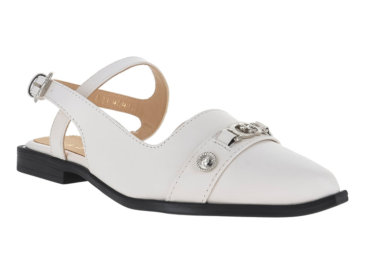 Zapato plano color latte para mujer con correa al tobillo y detalles plateados.