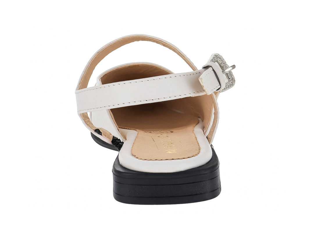 Zapato plano color latte para mujer con correa al tobillo y detalles plateados.