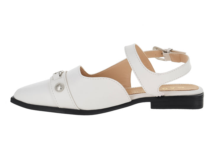 Zapato plano color latte para mujer con correa al tobillo y detalles plateados.