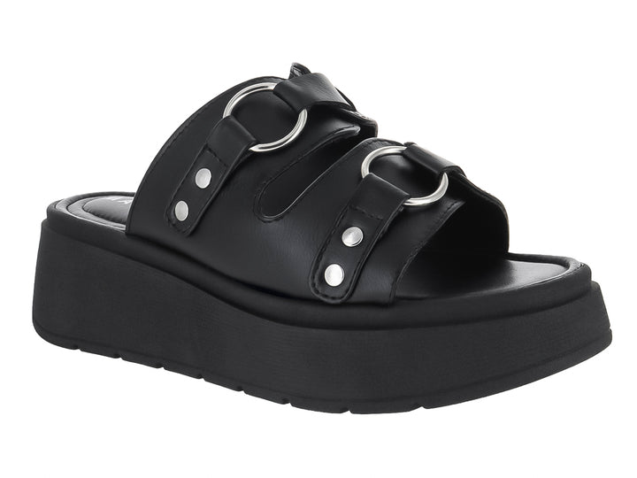 Sandalia de plataforma color negro con dos correas adornadas con anillos y remaches plateados.
