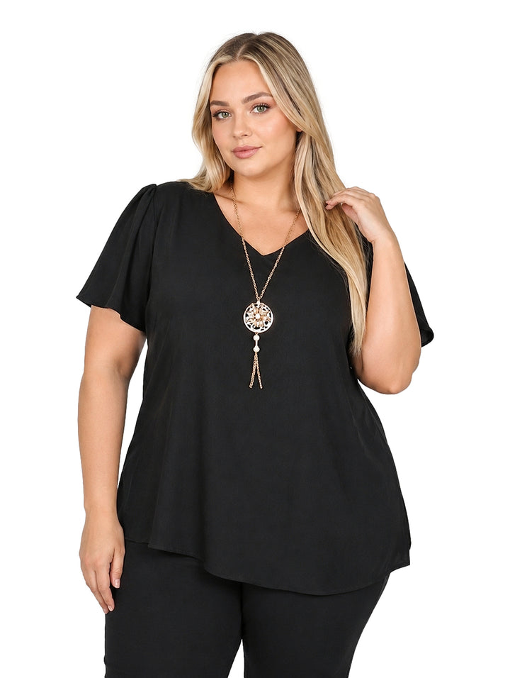 Mujer vistiendo blusa negra de manga corta y cuello redondo con un collar dorado largo decorativo.