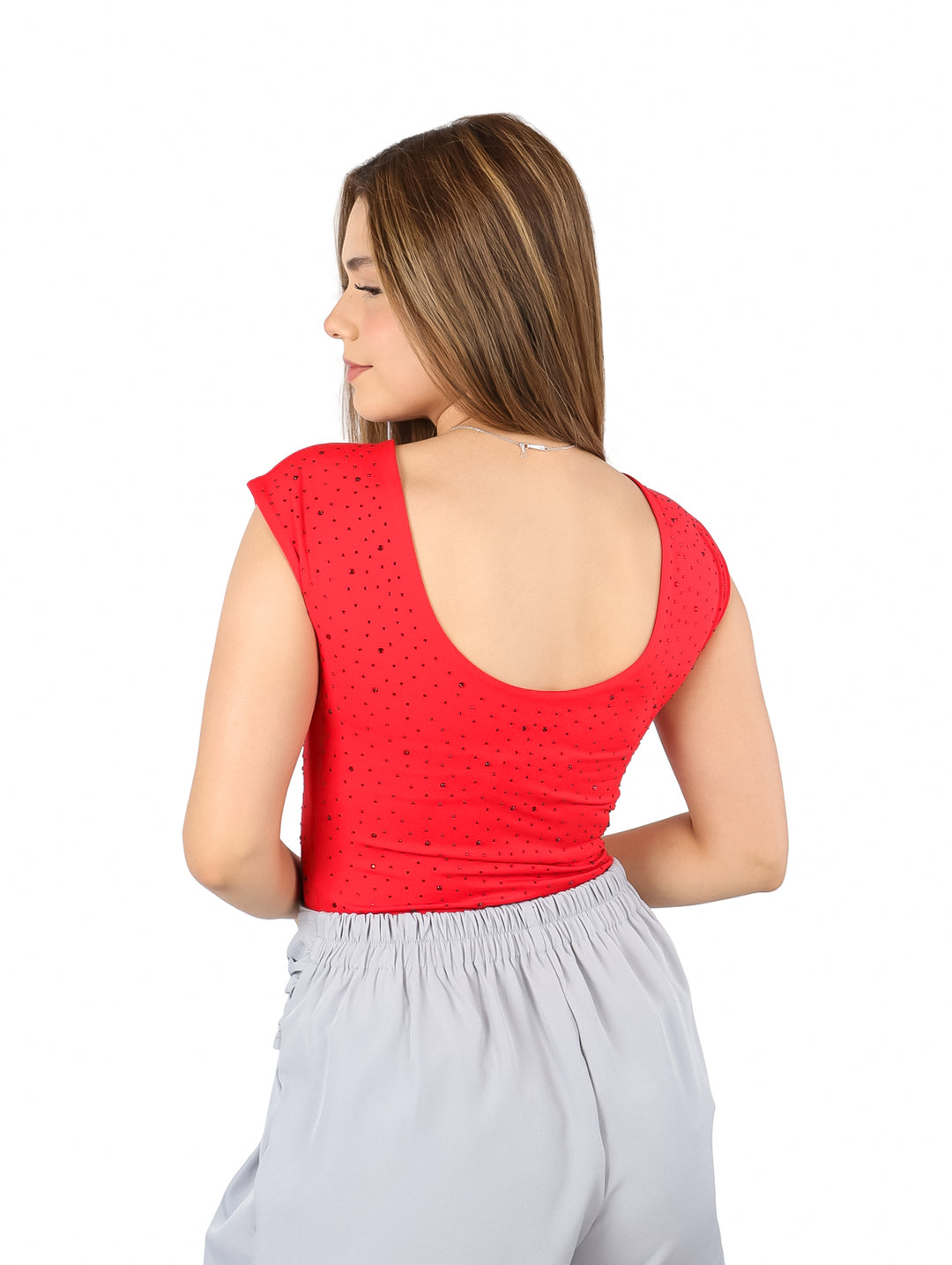 Mujer vistiendo una blusa roja ajustada con pequeños brillos y cuello redondo.