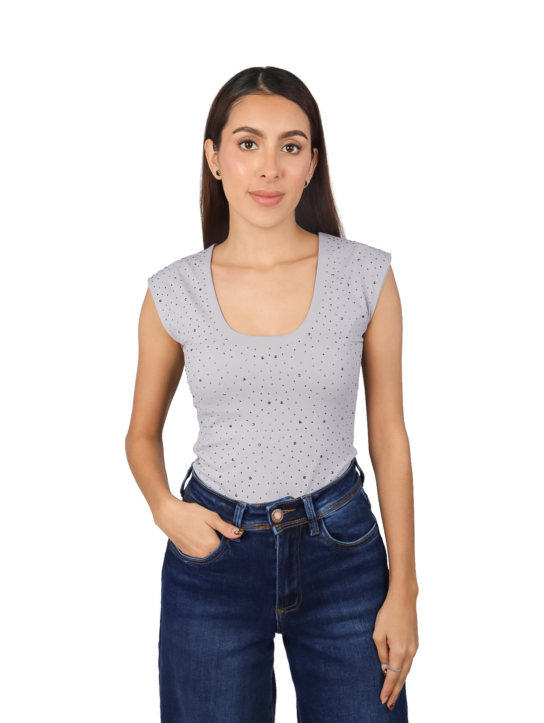 Mujer modelando una pantiblusa gris sin mangas con pequeños brillos.