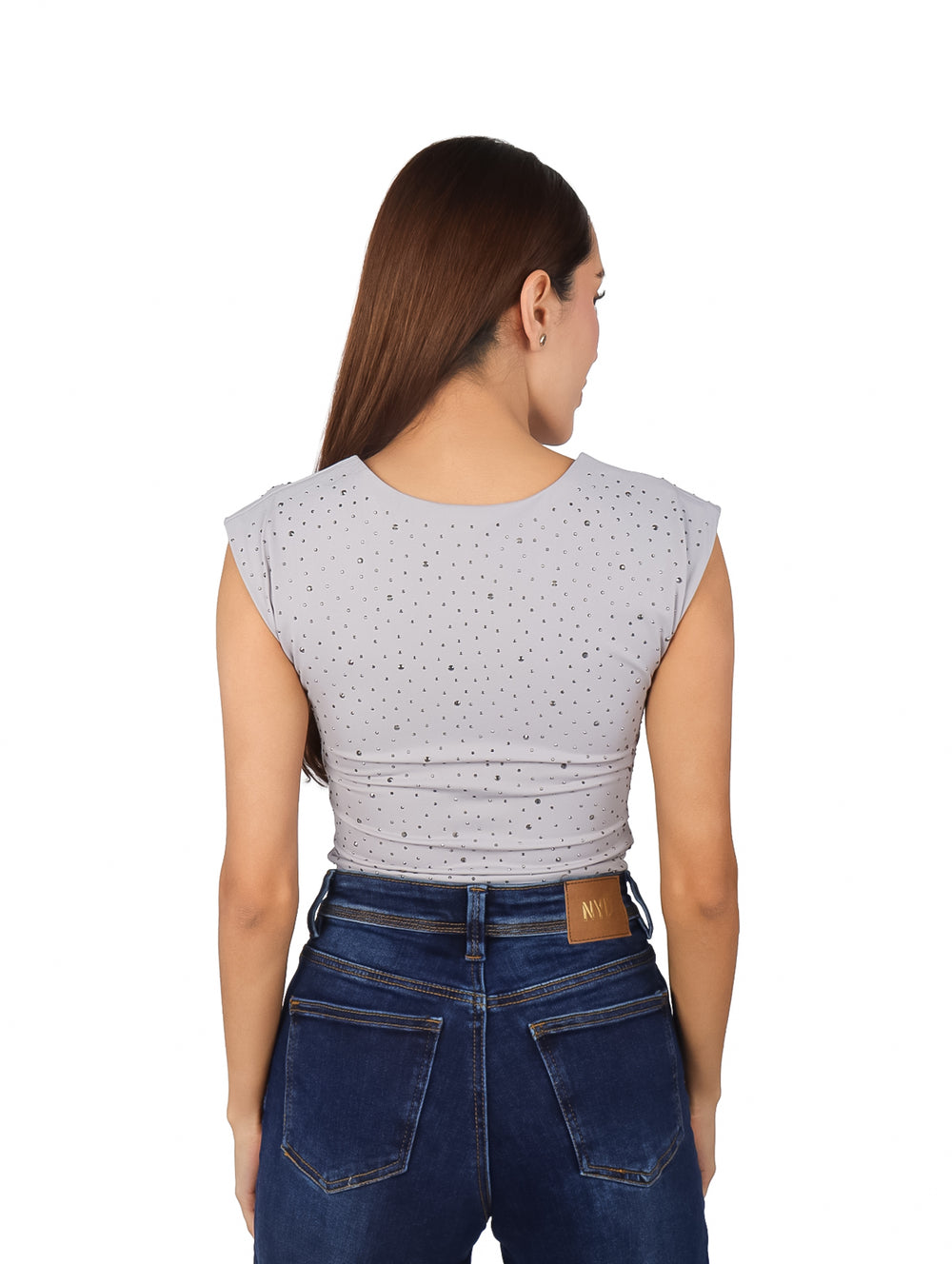 Mujer modelando una pantiblusa gris sin mangas con pequeños brillos.
