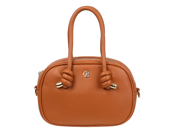Bolso de mano color marrón con asa superior, detalles en dorado y textura rugosa sobre fondo blanco.