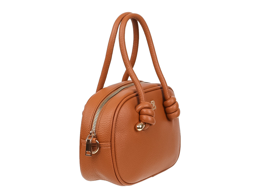 Bolso de mano color marrón con asa superior, detalles en dorado y textura rugosa sobre fondo blanco.