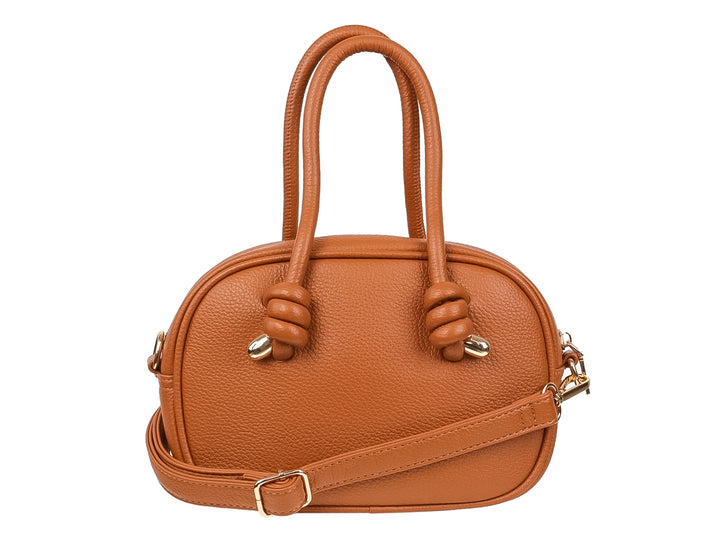 Bolso de mano color marrón con asa superior, detalles en dorado y textura rugosa sobre fondo blanco.